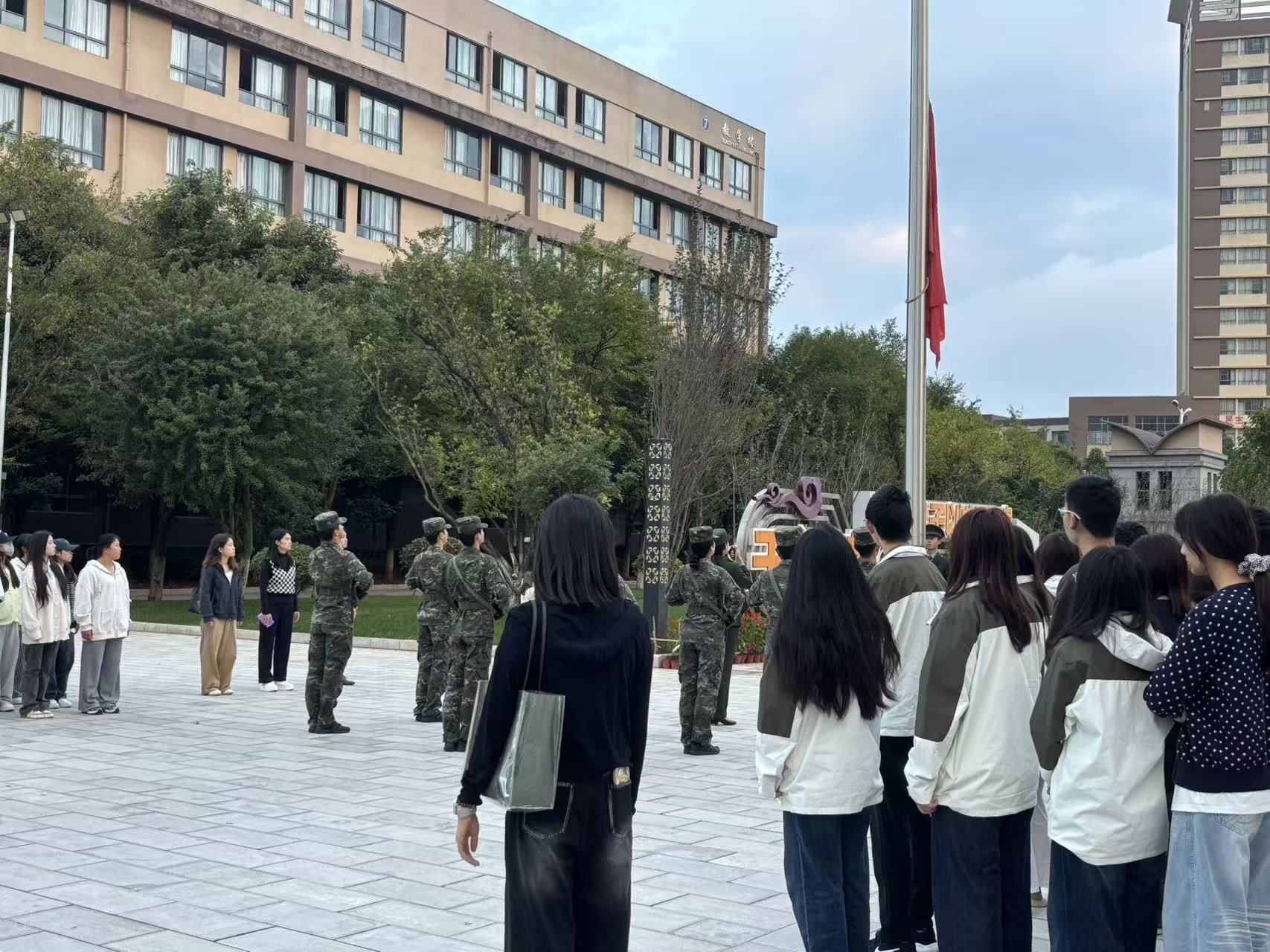 云南商务职业学院京东电商学院举行升旗仪式“铭记历史守初心，砥砺奋进担使命”