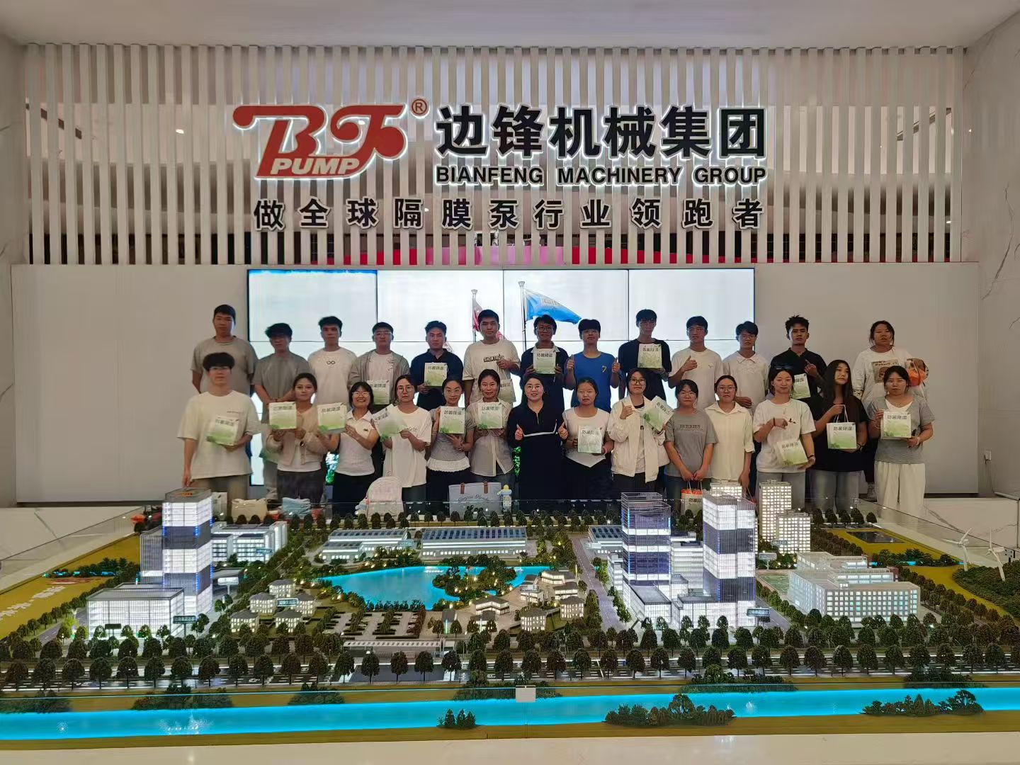 云商京东电商学院赴嘉善边锋集团看望24级飞鹰班实习学生